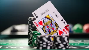 Jogador jogando blackjack ao vivo no app do 211BET cassino